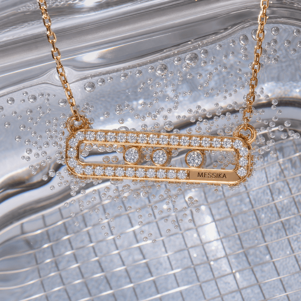 Pendentif de haute joaillerie soigneusement présenté